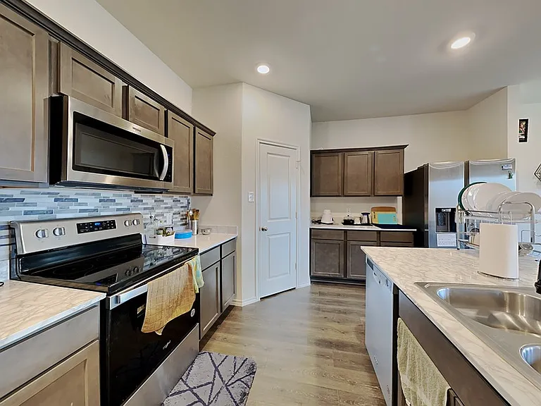 713 Glover Dr — Photo 3