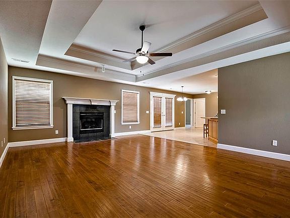 2nd image of 304 NW Saddlebrook Dr