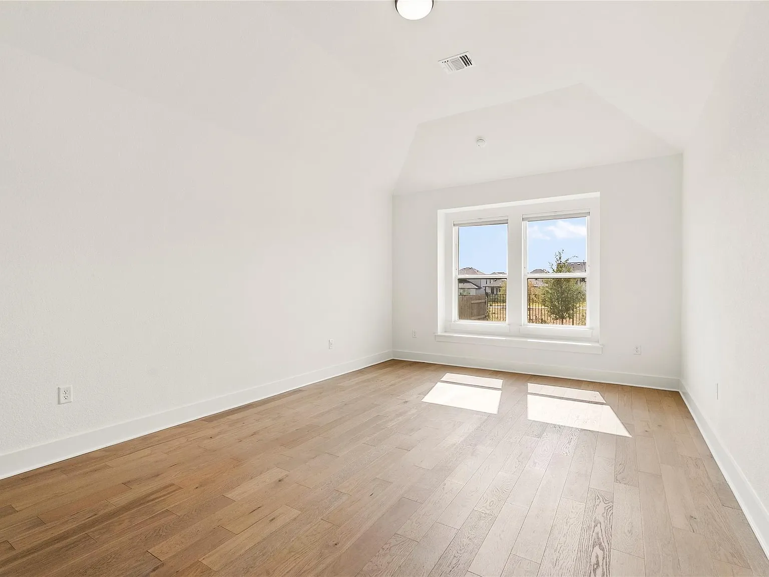 5 bed, 5.5 bath, 2829 sqft, $4,600 — Photo 4