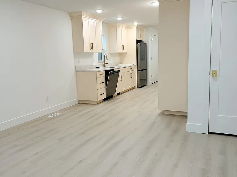 278 S 1400 W — Photo 4