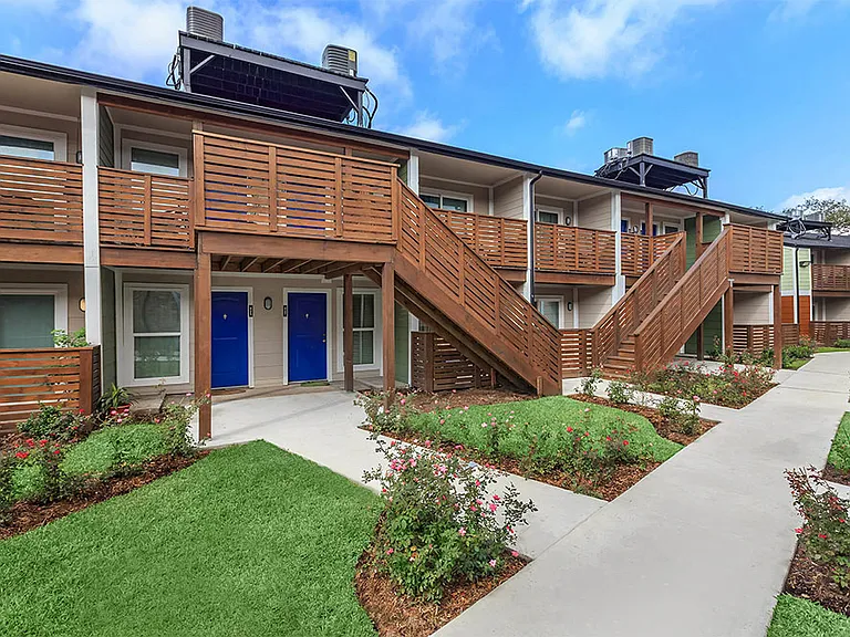 Los Prados Apartment Homes — Photo 8
