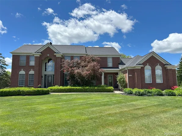 11273 Fellows Creek Dr, Plymouth, MI 48170
