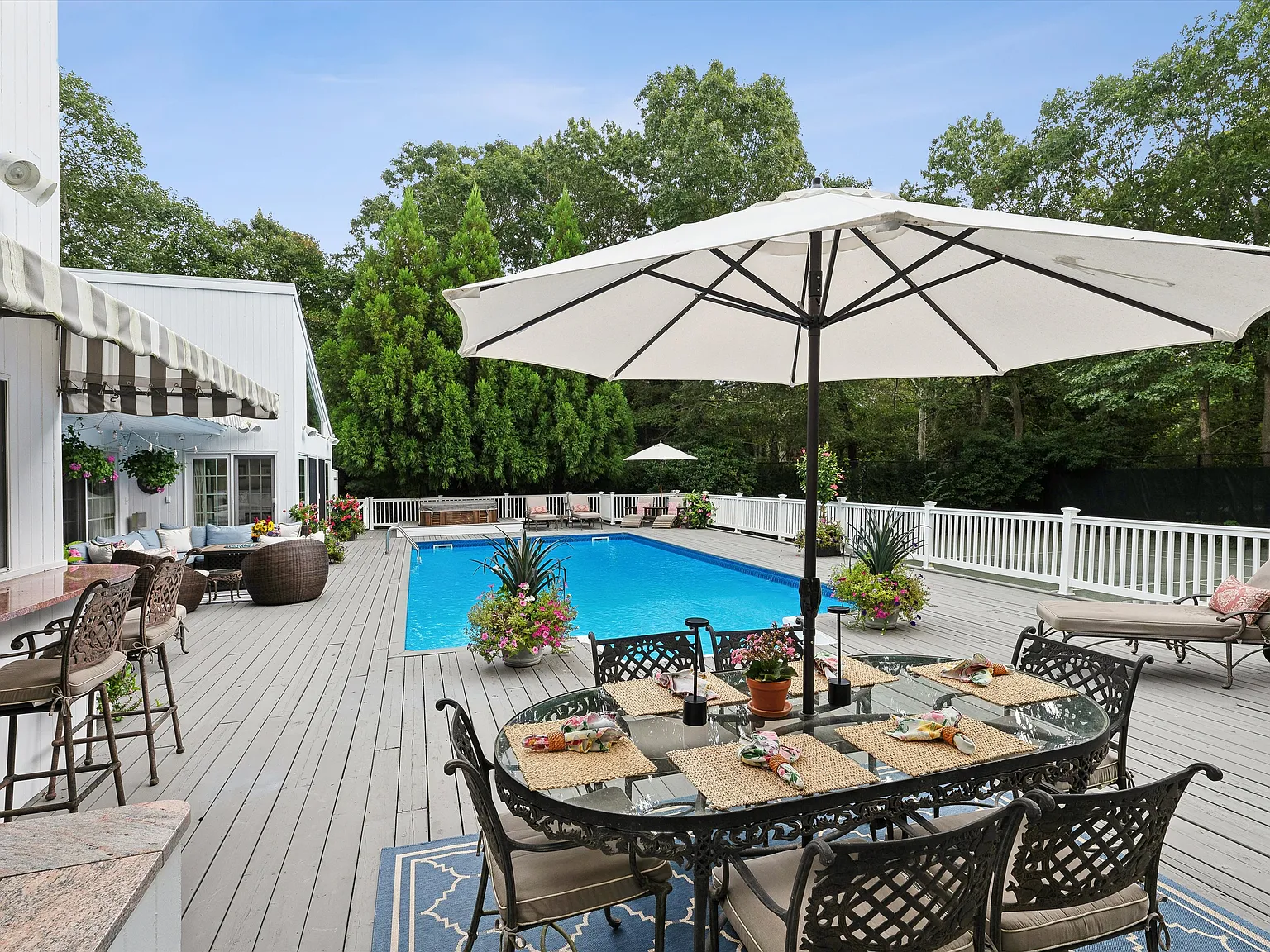 Quogue Village Contemporary with Salt-Water Pool, Spa & Tennis — Photo 2