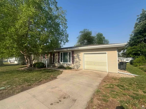 1207 12th St, Clay Center, KS 67432