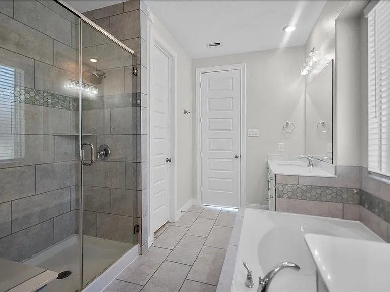 13814 Russell Ct — Photo 25