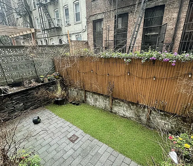 321 E 10th St #1E — Photo 2