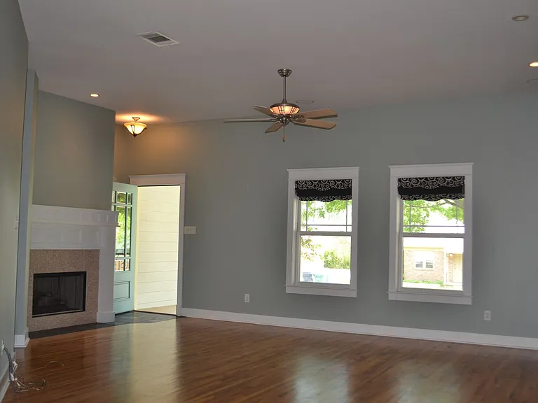709 Roberts St — Photo 2