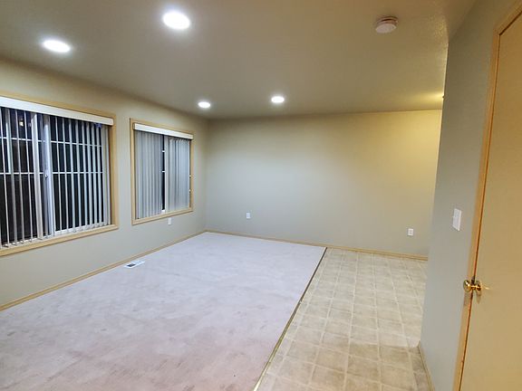 4th image of 1322 Davis Ave