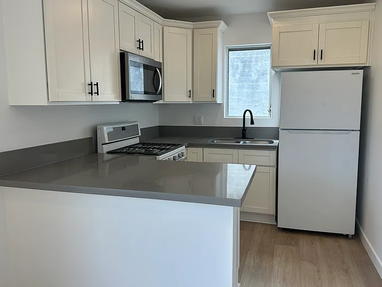1638 Granville Ave #4 — Photo 3