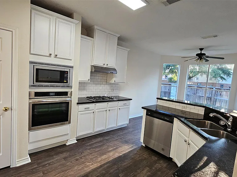 2202 Cherry Hill Ct — Photo 2