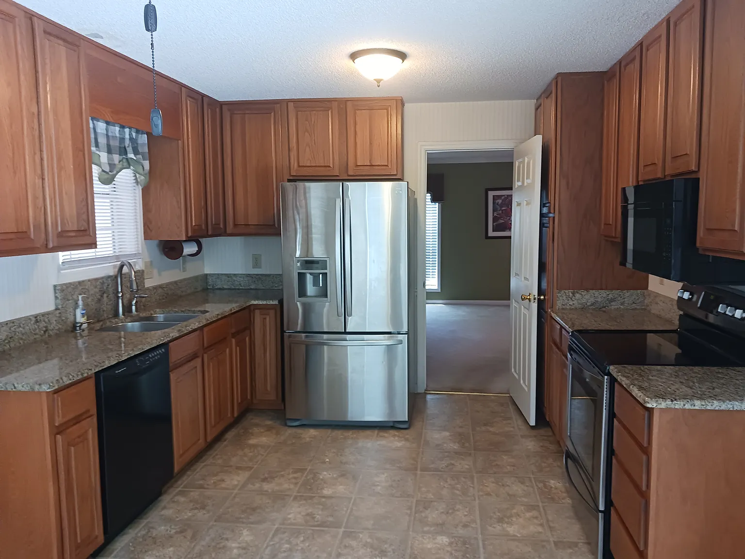 3 bed, 1932 sqft, $2,500 — Photo 3