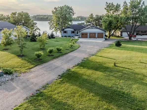 102 W Bay Rd, Lake Park, IA 51347