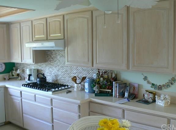 View of the 6 burner Viking cooktop with the custom back splash and the ample counter space