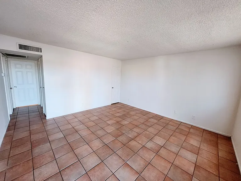 827 E Hazel Dr — Photo 6