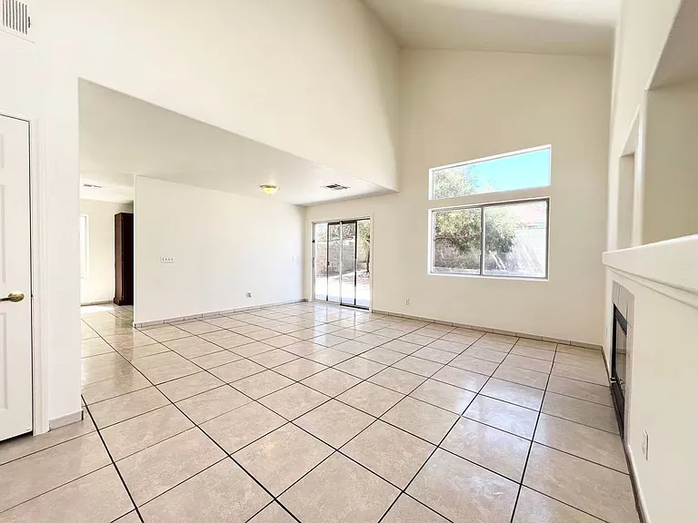8284 W Rochelle Ave — Photo 4