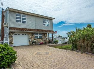 40 Flint Rd, Amity Harbor, NY 11701