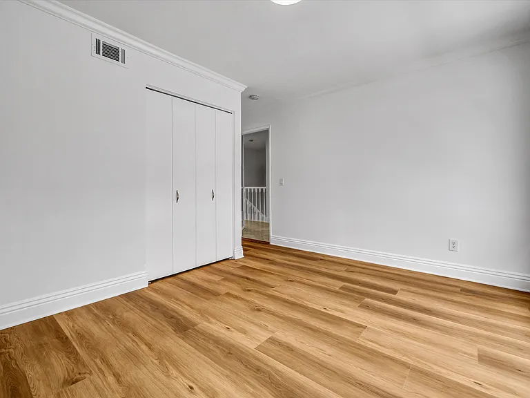 305 Columbia St — Photo 22