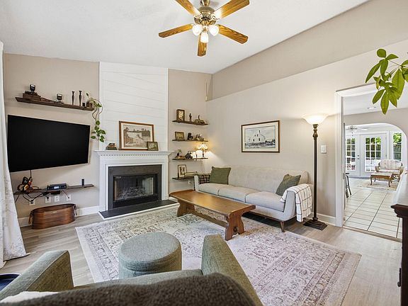 5th image of 902 Hollins Ct