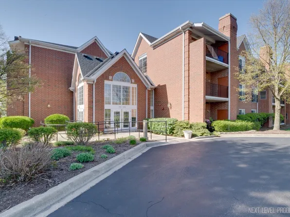 165 Hunt Club Dr #165, Saint Charles, IL 60174