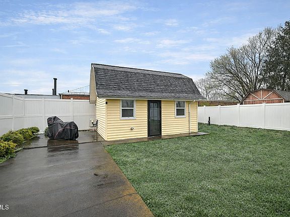3rd image of 1617 Woodside Dr