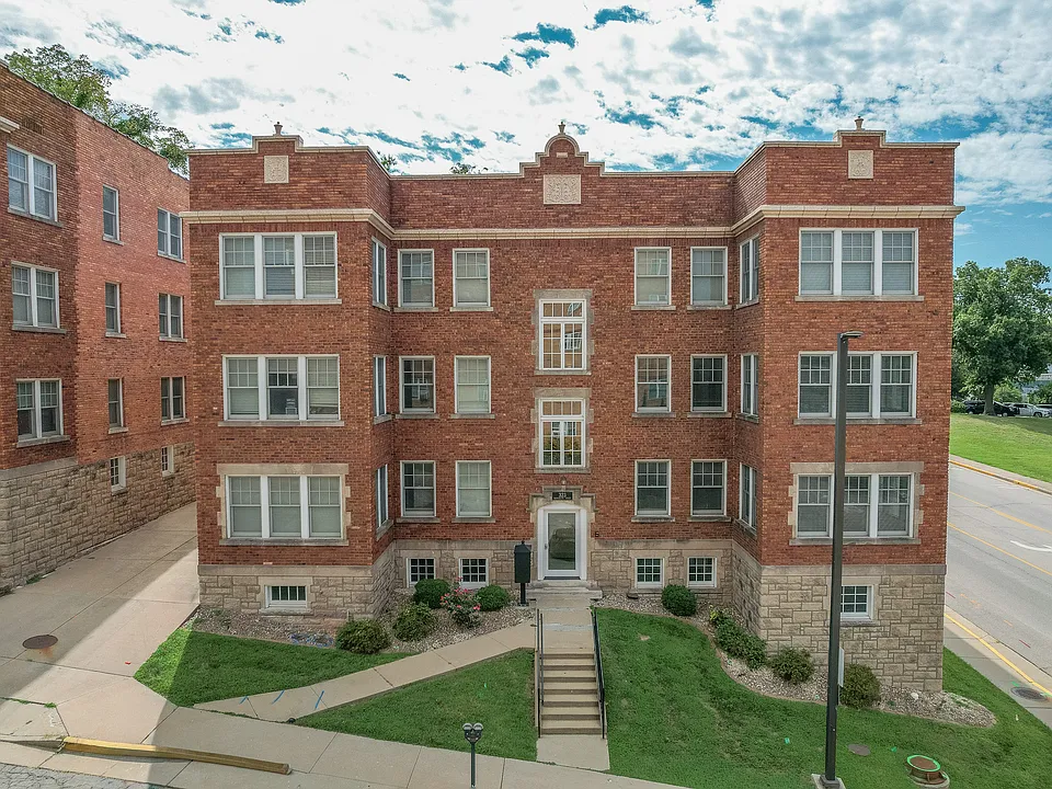 323 Washington St #202