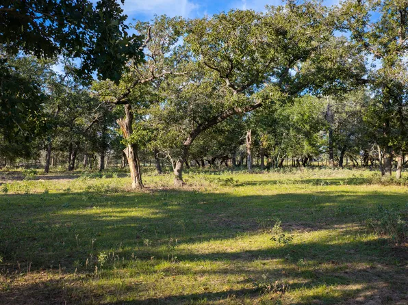 109 County Road 436, Stockdale, TX 78160