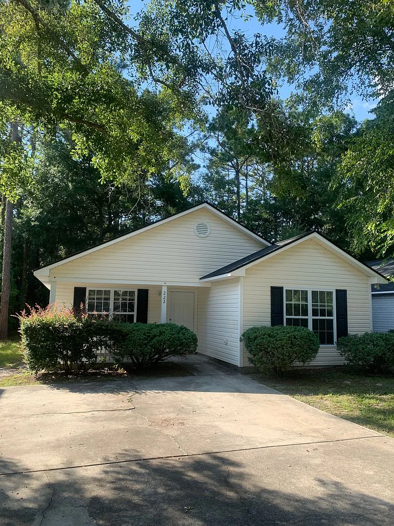 3 Bedroom 2 Bath House on Charter Drive Available Now — Photo 2
