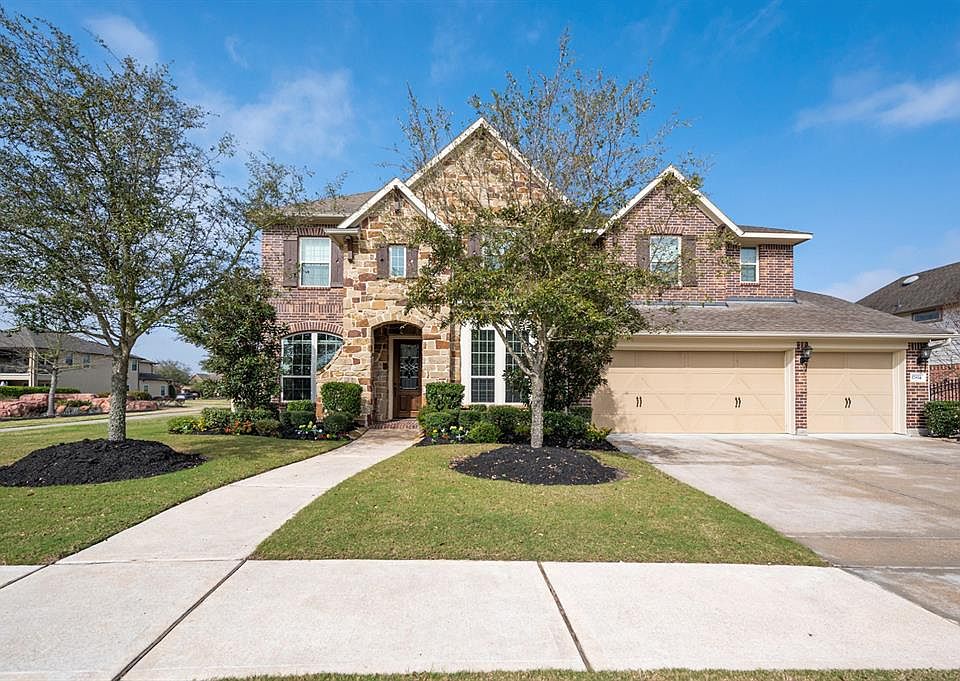 Fabulous 4 / 5 Bedroom Home with Water Views