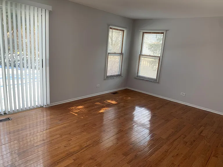 49 N Royal Oak Dr — Photo 3