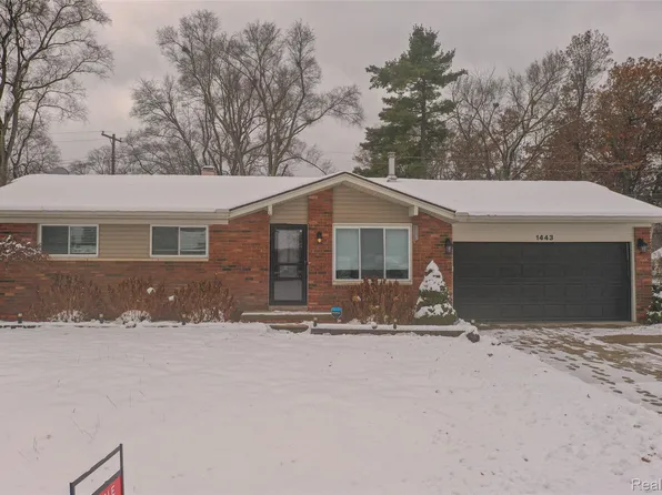 1443 West Dr, Wolverine Lake, MI 48390