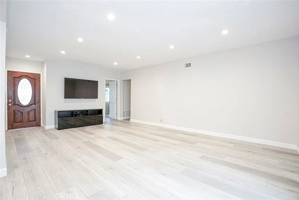 3 bed, 1296 sqft, $4,000 — Photo 3