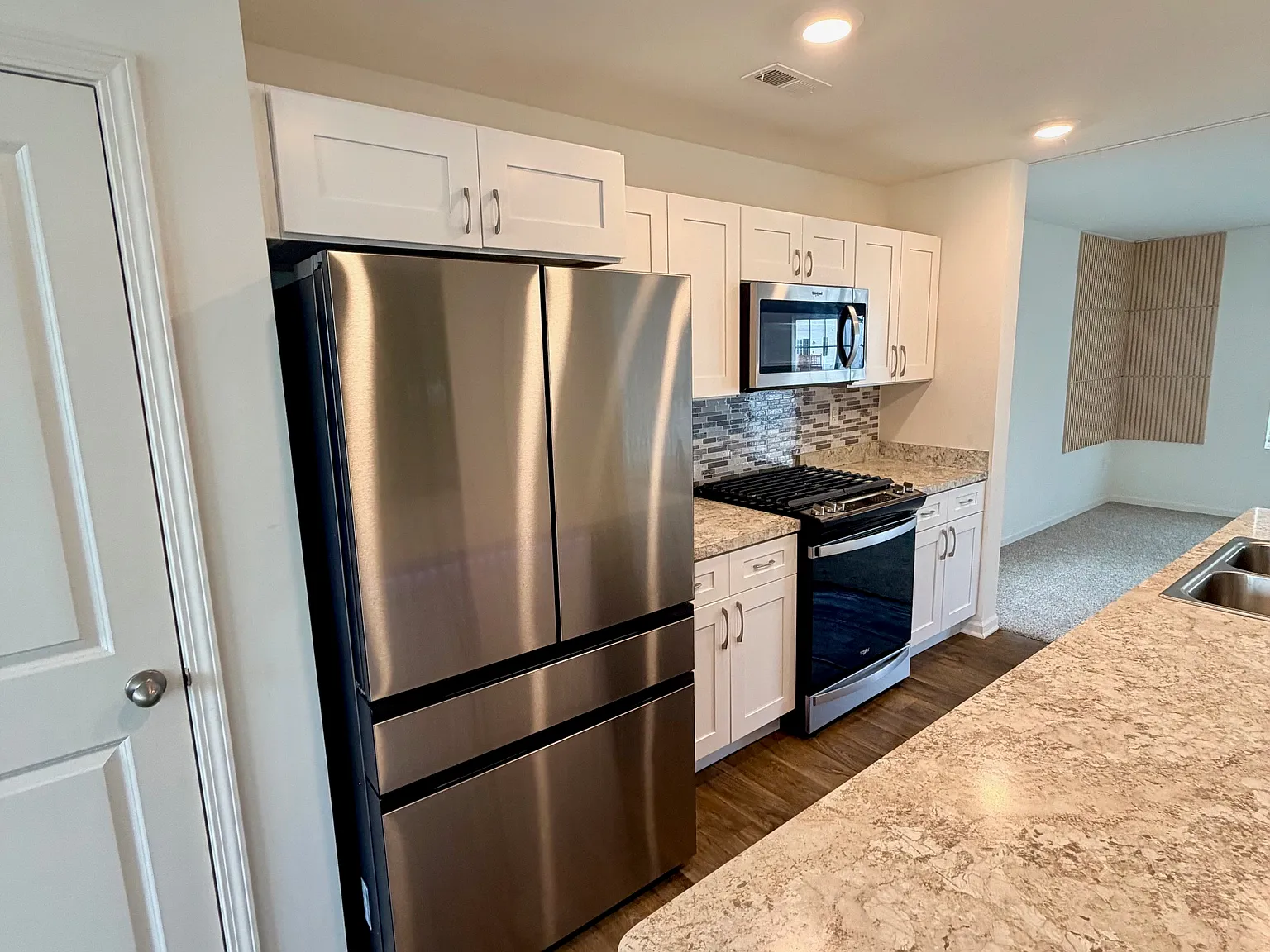 3 bed, 2.5 bath, 1758 sqft, $3,000 — Photo 2