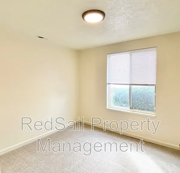 725 Chatsworth Dr — Photo 13