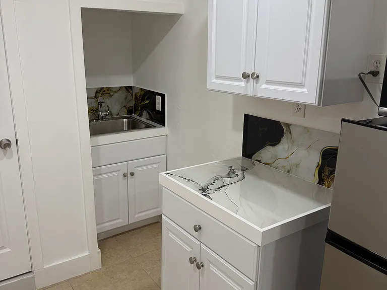 340 Hialeah Dr — Photo 2