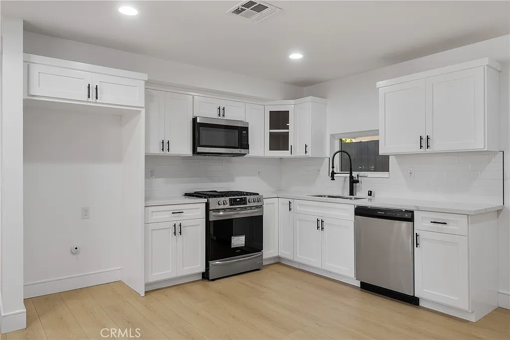 3 bed, 1400 sqft, $4,395 — Photo 2
