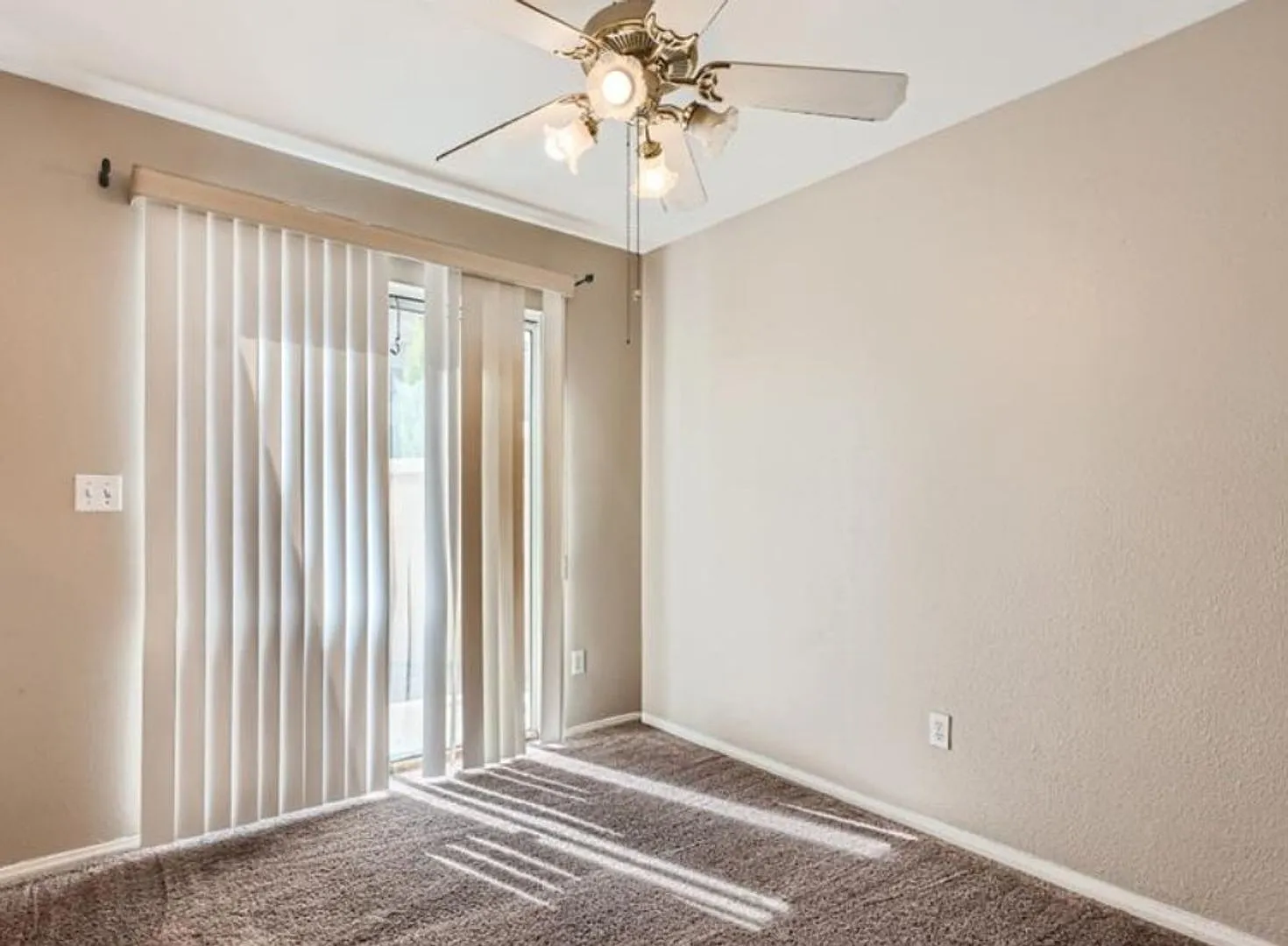 Beautiful 2-story townhouse featuring 2 bedrooms and 2.5 bathrooms in a well-maintained community! — Photo 4