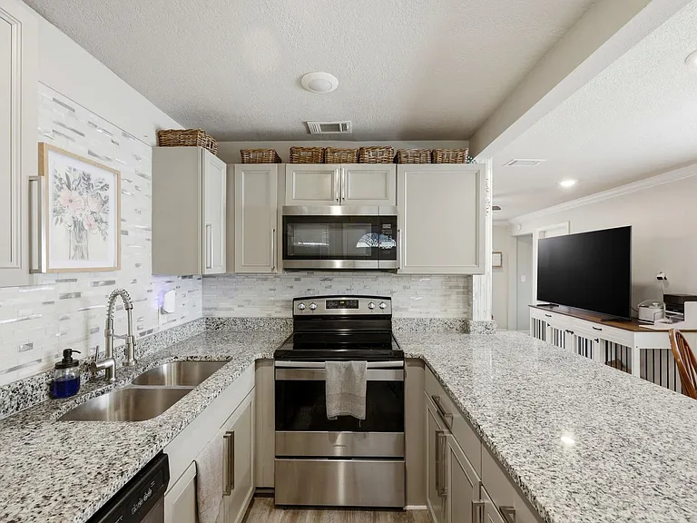 5327 Lexington Ave — Photo 14