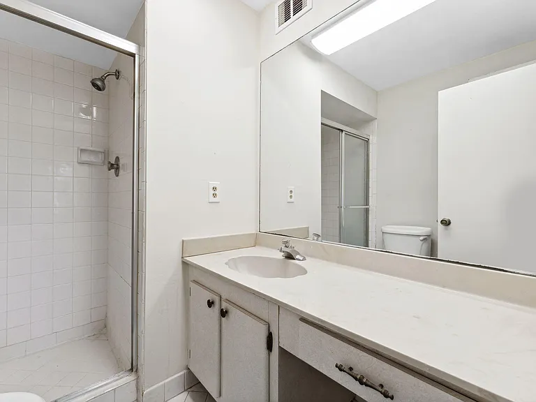 1638 Embassy Dr #410 — Photo 9