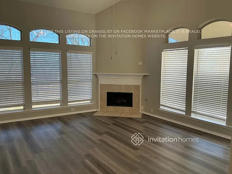 1270 Stanford Dr — Photo 3