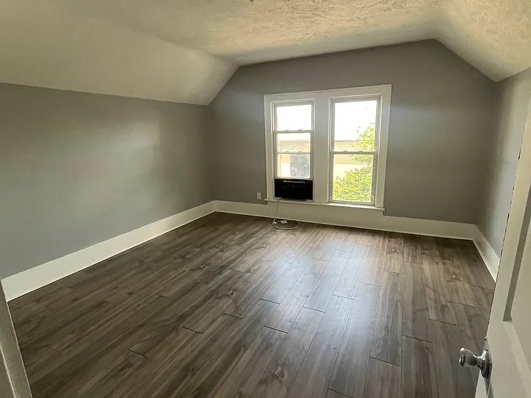 129 E Market St — Photo 4
