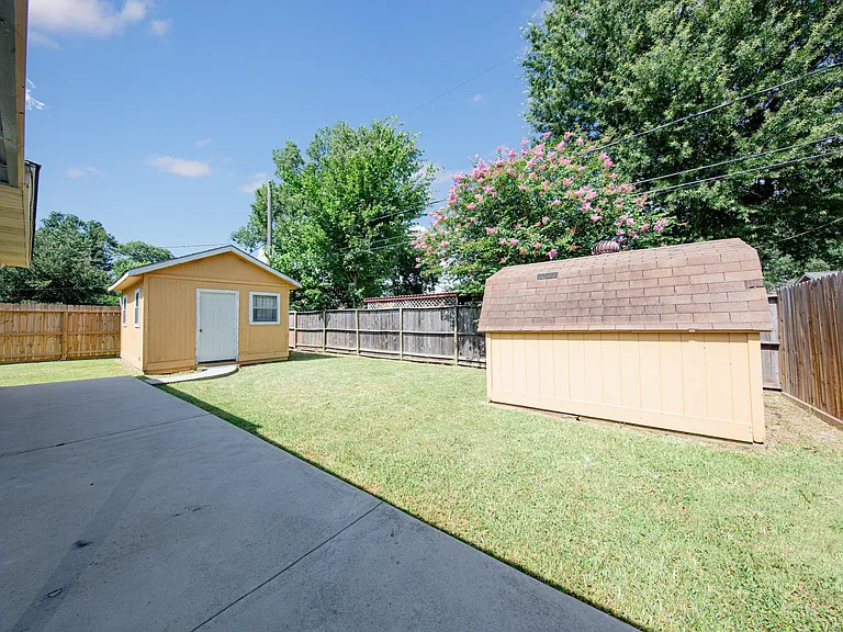823 Parkhill St — Photo 28