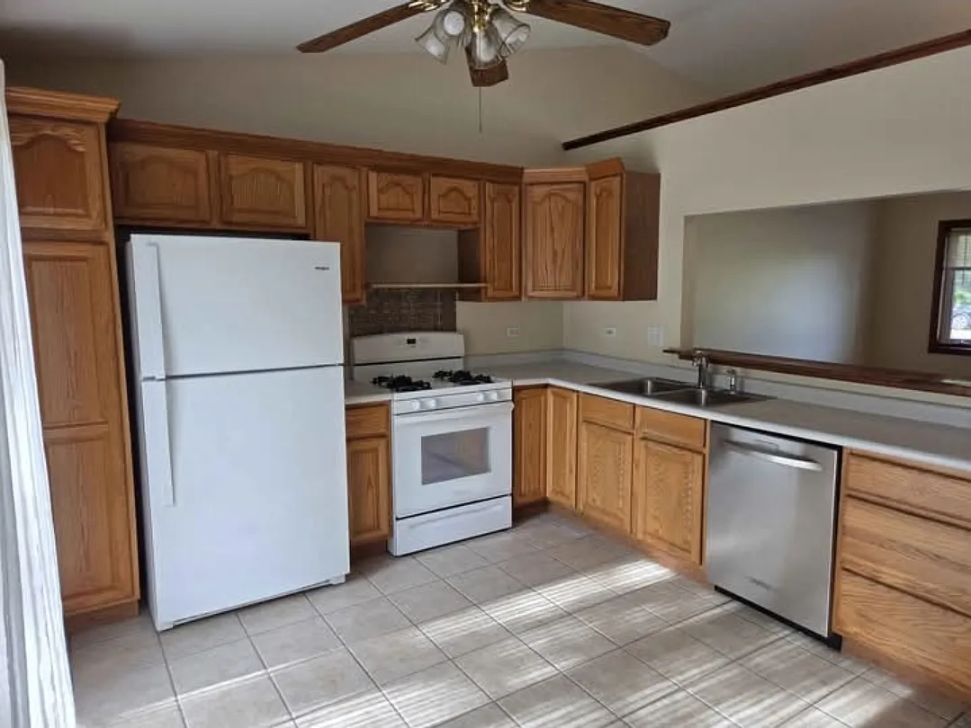 2 bed, 1200 sqft, $1,900 — Photo 4