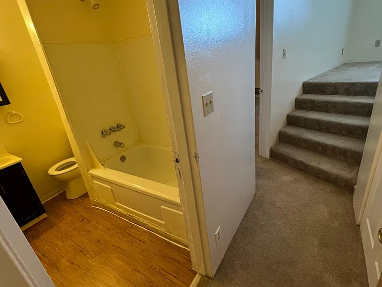 Shannon Apartments — Photo 32
