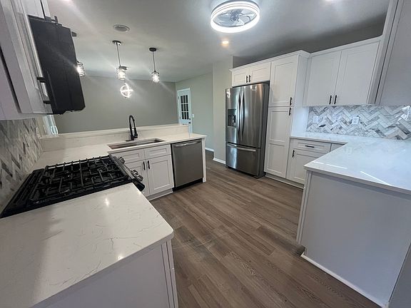4th image of 371 Center Point Dr N