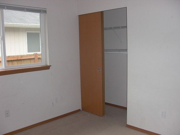 5th image of 610 E 68th St