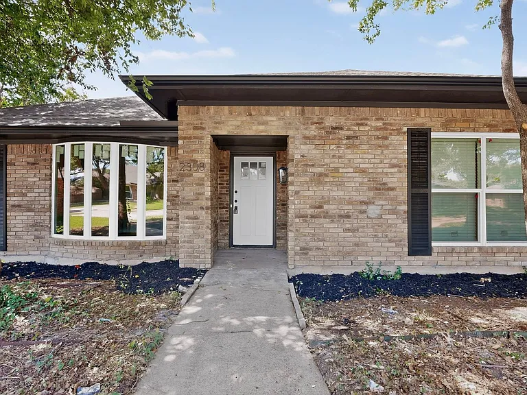 2308 Chamberlain Dr — Photo 6