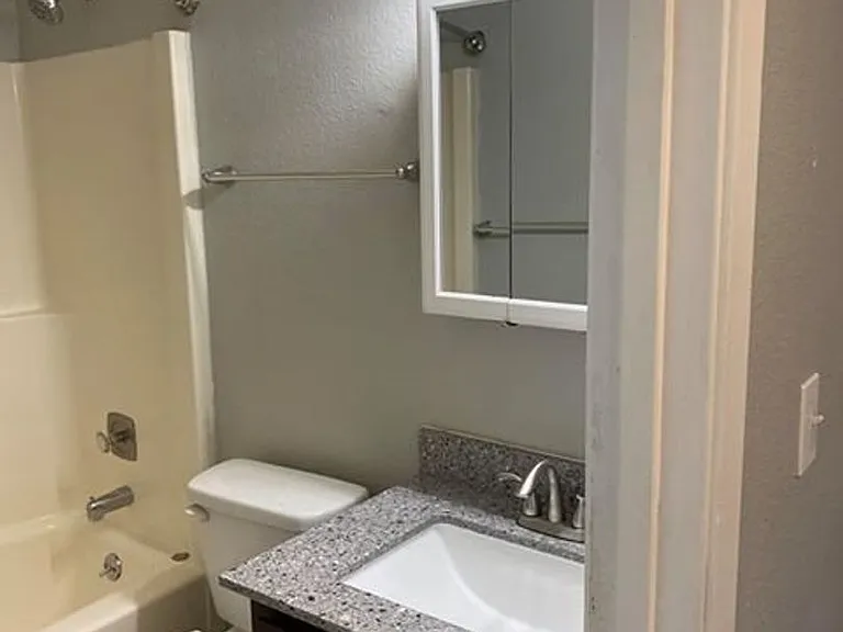 490 River Ave — Photo 10