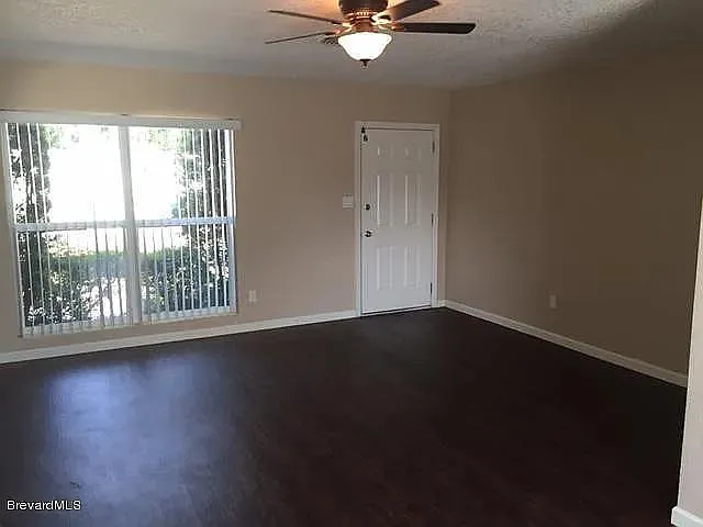 907 Acacia Way — Photo 4