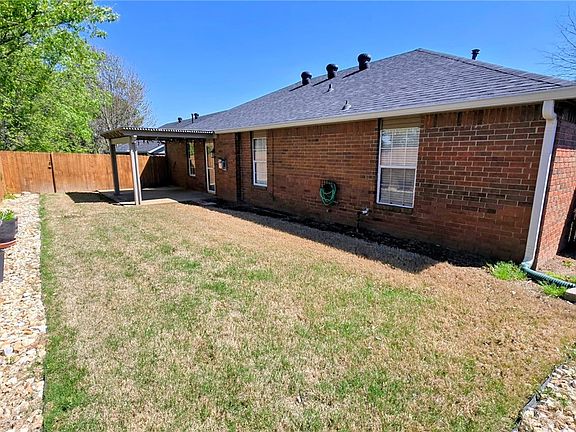 3rd image of 939 Fieldstone Ct