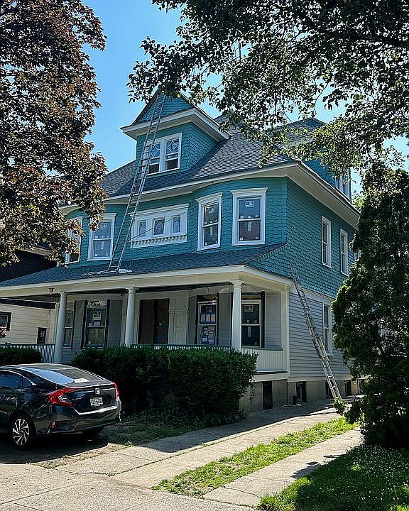 1st image of 466 E 18th St